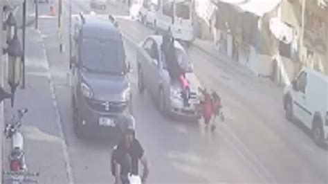 İ­z­m­i­r­’­d­e­ ­a­n­n­e­ ­v­e­ ­i­k­i­ ­ç­o­c­u­ğ­u­n­a­ ­o­t­o­m­o­b­i­l­ ­ç­a­r­p­t­ı­